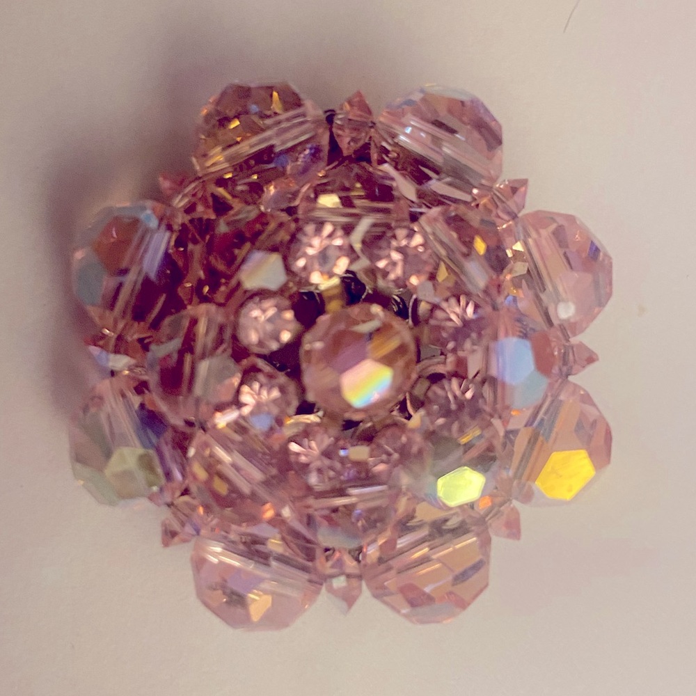 VINTAGE unsigned pink beaded brooch